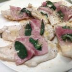 Fettine di pollo con prosciutto, salvia e formaggio