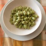 Gnocchi ai broccoli morbidi con crema di parmigiano