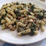 Pasta con sugo di spinaci, noci e formaggio