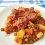 Polpette con piselli e sugo