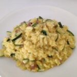 Risotto con zucchine, speck e zafferano